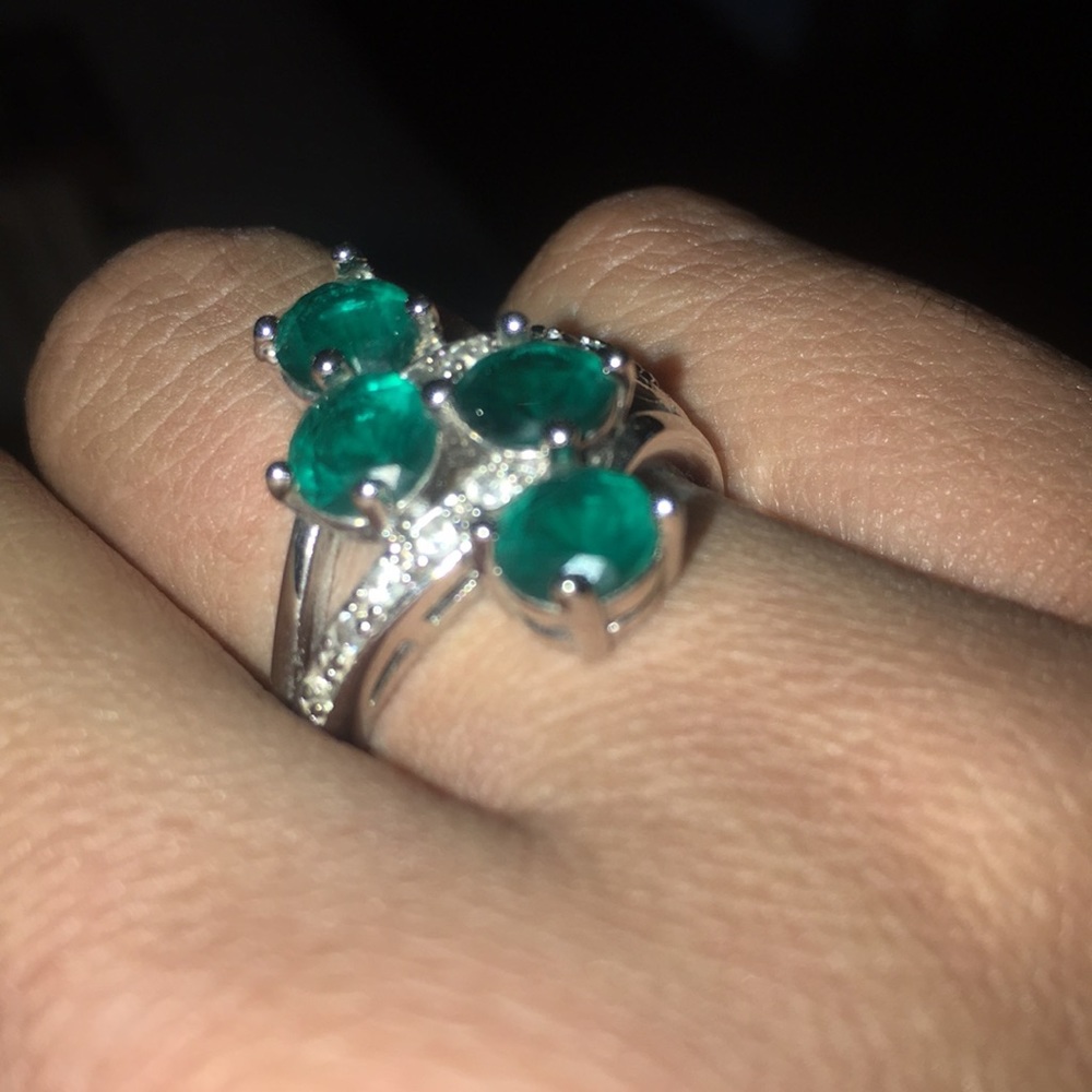 Stunning Emerald colored 4 stone ring. 925 silver